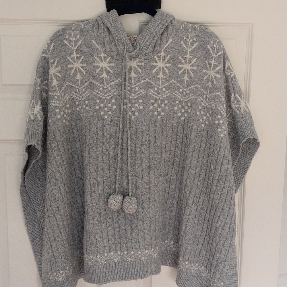 Soft Surroundings Light Gray Hooded Snowflake Poncho